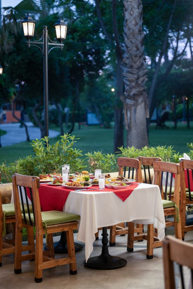 RESTAURANT & BAR